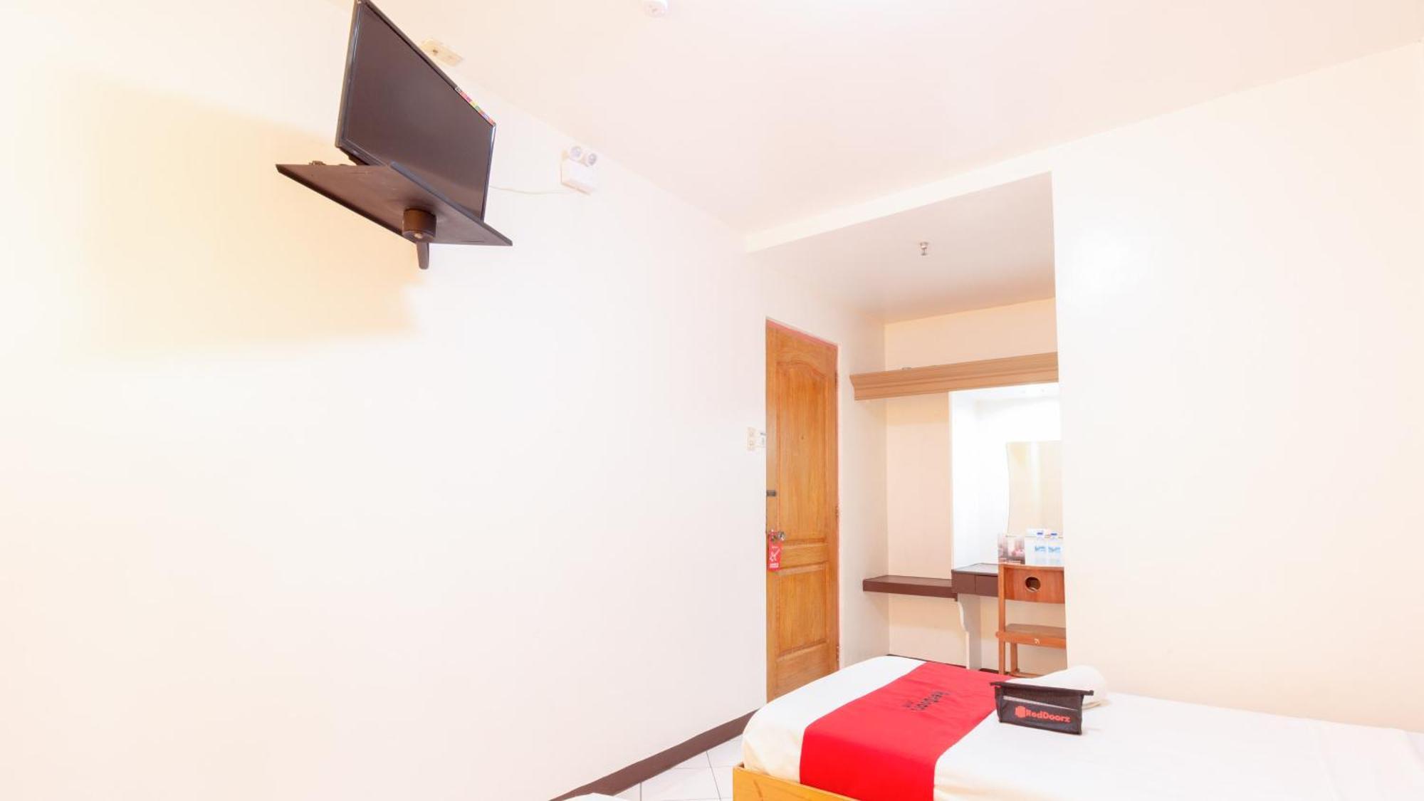 Reddoorz @ Paterno Street Tacloban Hotell Exteriör bild