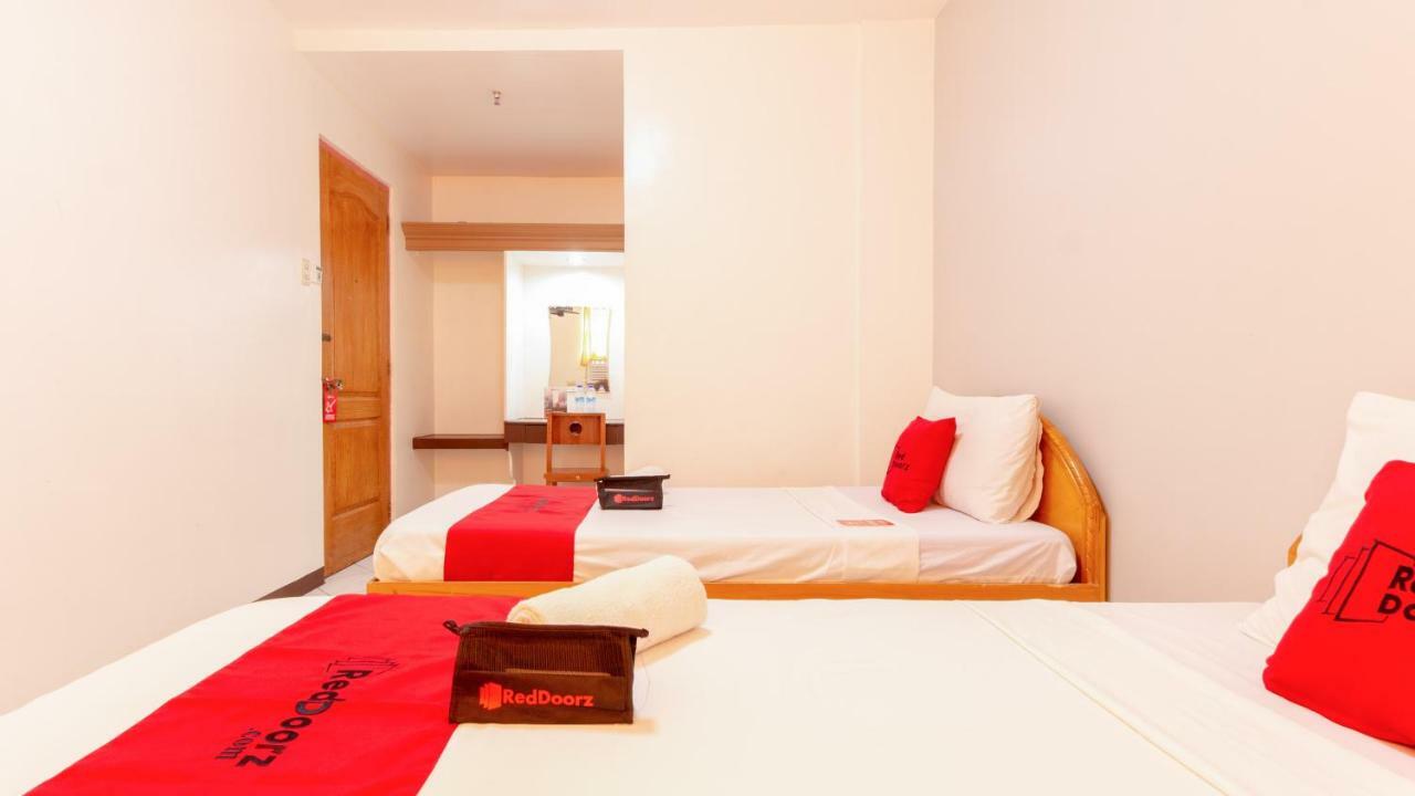 Reddoorz @ Paterno Street Tacloban Hotell Exteriör bild