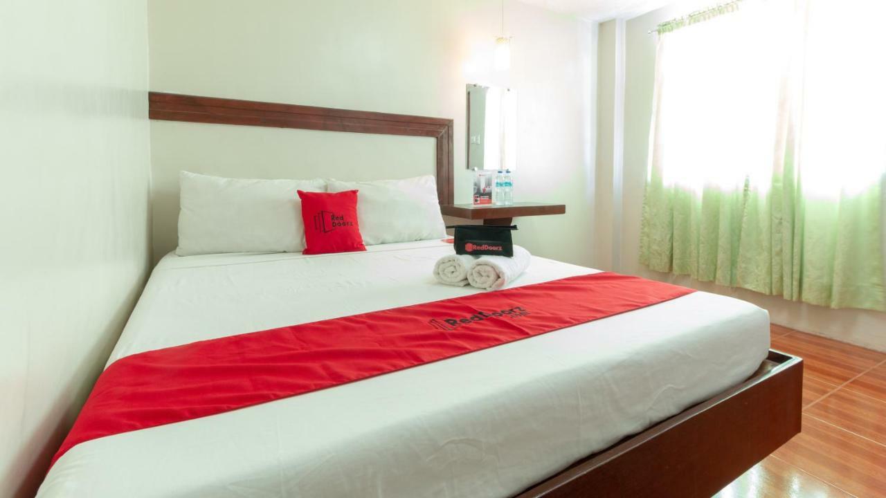 Reddoorz @ Paterno Street Tacloban Hotell Exteriör bild