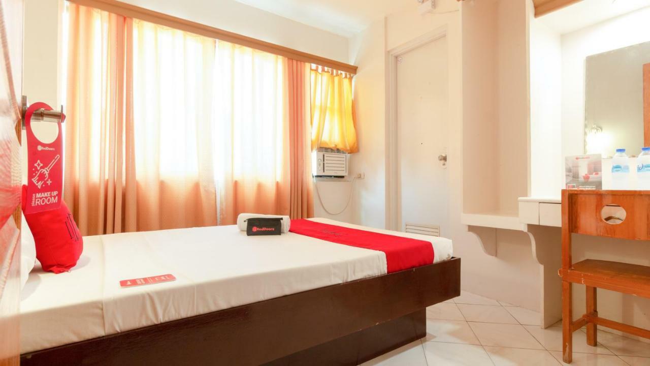 Reddoorz @ Paterno Street Tacloban Hotell Exteriör bild