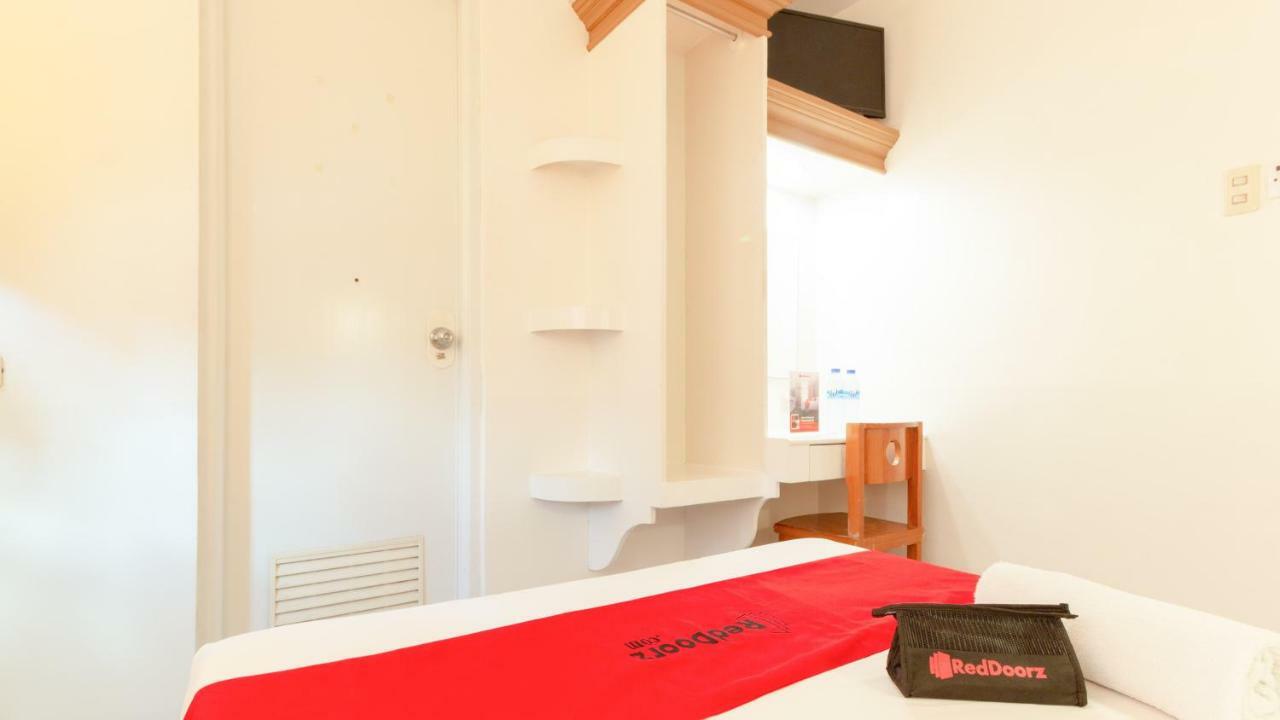Reddoorz @ Paterno Street Tacloban Hotell Exteriör bild